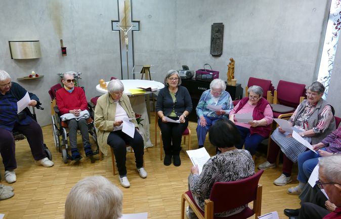 Seniorinnen im Bibelkreis in einer Kapelle lesen gemeinsam Texte