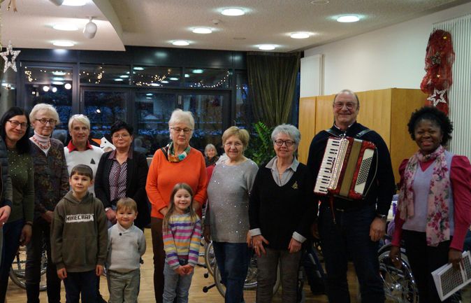 Personengruppe beim Besuch der CDU-Frauenunion mit Akkordeonspieler